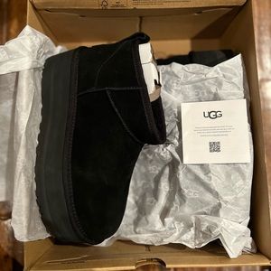 Classic ultra mini platform Uggs in black
